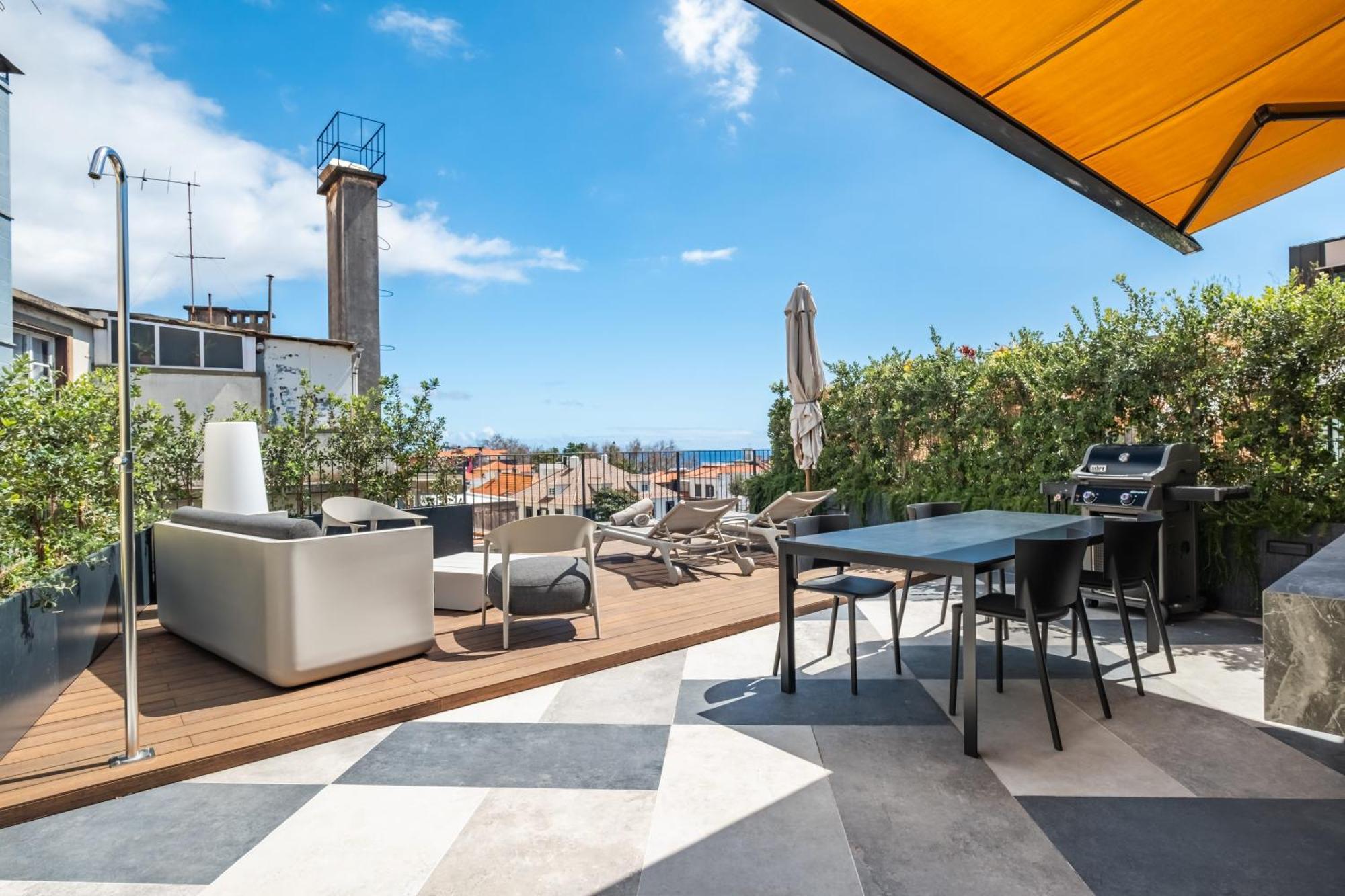 Terrace, Grill & Infinity Pool At Savoy Insular Apartament