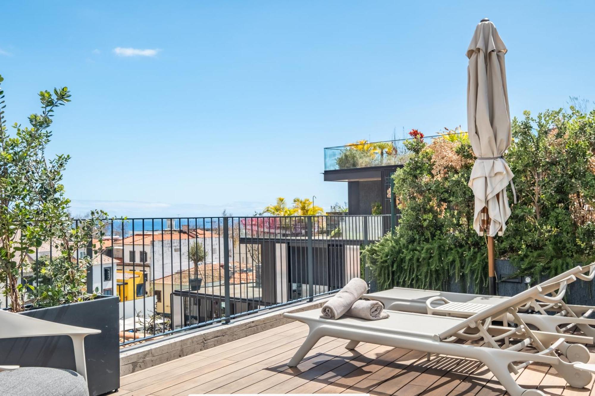Terrace, Grill & Infinity Pool At Savoy Insular Apartament